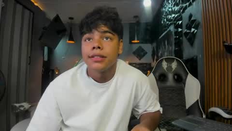 Snapshot of mr_mois chatting on June 2026 05:21:01 AM mr_mois online show from June 2026 05:21:01 AM