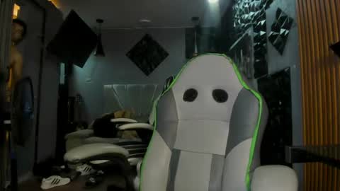 Snapshot of mr_mois chatting on June 2026 06:02:01 AM mr_mois online show from June 2026 06:02:01 AM