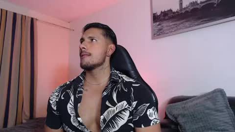 Snapshot of mr_real_aaron chatting on April 2026 03:44:01 AM AARON online show from April 2026 03:44:01 AM