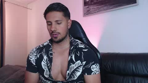 Snapshot of mr_real_aaron chatting on April 2026 06:25:01 PM AARON online show from April 2026 06:25:01 PM