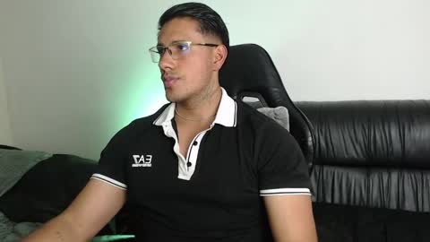Snapshot of mr_real_aaron chatting on May 2026 05:14:01 AM AARON online show from May 2026 05:14:01 AM