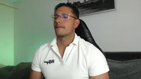 Snapshot of mr_real_aaron chatting on May 2026 03:58:02 AM AARON online show from May 2026 03:58:02 AM
