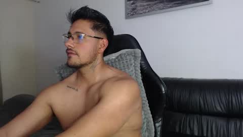 Snapshot of mr_real_aaron chatting on May 2026 06:22:02 AM AARON online show from May 2026 06:22:02 AM