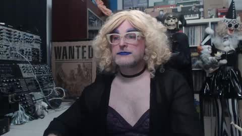 Snapshot of muziknerd chatting on December 2024 05:21:01 AM Muziknerd online show from December 2024 05:21:01 AM