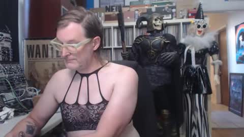 Snapshot of muziknerd chatting on October 2025 09:16:01 PM Muziknerd online show from October 2025 09:16:01 PM