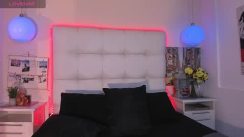 mxli_divine_ online show from August 2026 05:49:01 PM