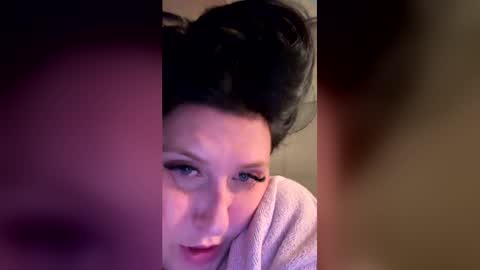 Snapshot of n0rmalgurl chatting on May 2026 04:43:01 AM n0rmalgurl online show from May 2026 04:43:01 AM