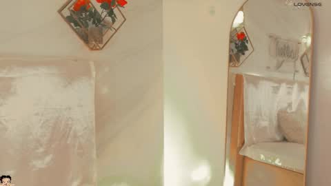 naamah_b online show from November 2025 02:16:01 PM