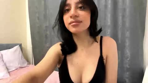 Snapshot of nadinevanni chatting on May 2026 01:05:02 PM Leya online show from May 2026 01:05:02 PM