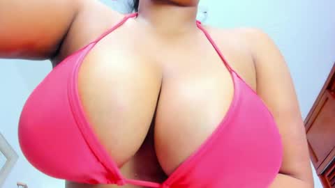 Nahomy online show from April 2026 08:37:01 PM