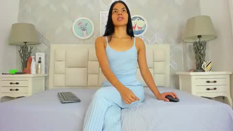 naia_cox online show from November 2025 03:38:01 AM