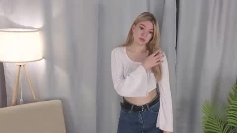 Hello im Lola online show from November 2025 03:23:01 AM