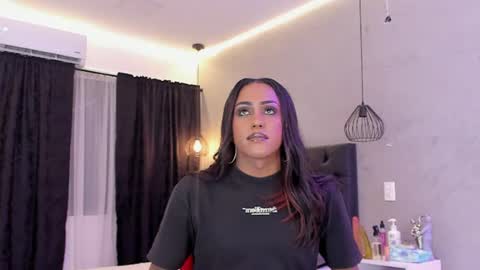 Snapshot of naomi__blair chatting on June 2026 03:27:02 AM Naomi Blair online show from June 2026 03:27:02 AM