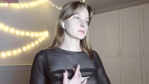 Naomi online show from October 2025 07:15:02 PM