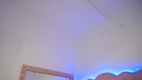 naomi_shayk online show from April 2026 09:39:33 PM