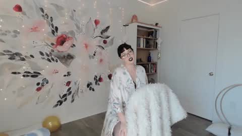 Snapshot of natahsaluxxx chatting on December 2024 09:43:02 PM Natasha Luxxx online show from December 2024 09:43:02 PM