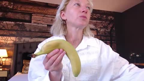 Snapshot of natalie_bitton chatting on May 2026 09:15:02 AM Natalie online show from May 2026 09:15:02 AM