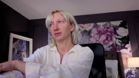 Snapshot of natalie_bitton chatting on June 2026 06:42:02 AM Natalie online show from June 2026 06:42:02 AM