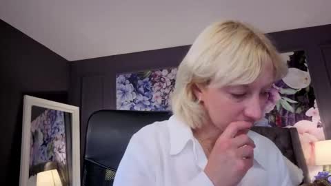 Snapshot of natalie_bitton chatting on June 2026 05:08:01 AM Natalie online show from June 2026 05:08:01 AM