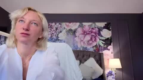 Snapshot of natalie_bitton chatting on June 2026 07:28:02 AM Natalie online show from June 2026 07:28:02 AM