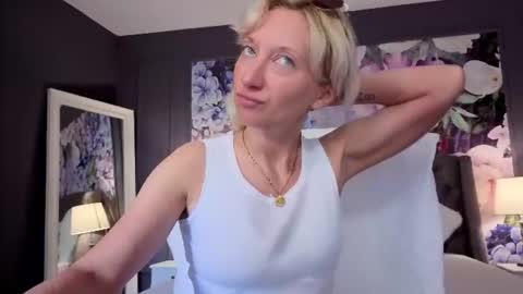 Snapshot of natalie_bitton chatting on June 2026 11:30:02 AM Natalie online show from June 2026 11:30:02 AM