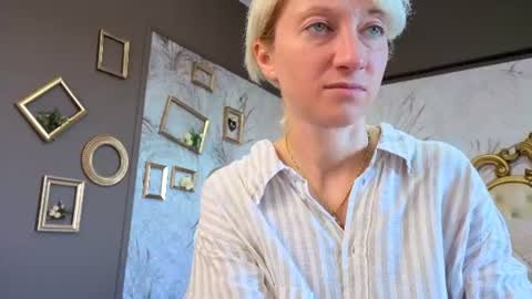 Snapshot of natalie_bitton chatting on June 2026 05:43:02 AM Natalie online show from June 2026 05:43:02 AM