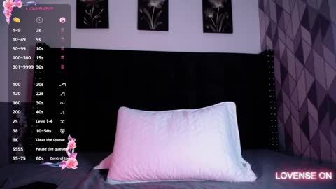 Snapshot of naturaltitss_ chatting on March 2025 07:54:01 PM Gwen online show from March 2025 07:54:01 PM
