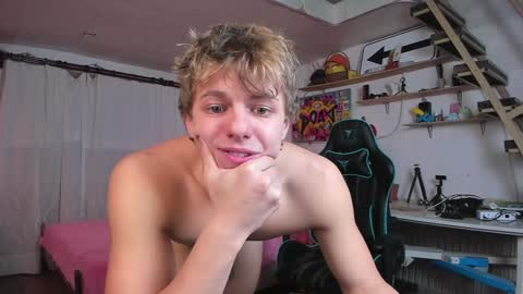 Nik online show from January 2025 09:29:02 PM