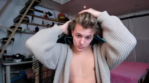 Nik online show from February 2025 06:08:02 PM