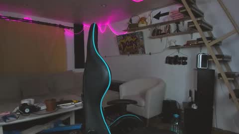 Nik online show from February 2025 03:41:02 PM