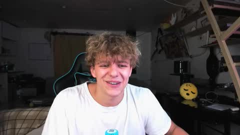 Nik online show from October 2025 09:10:02 PM