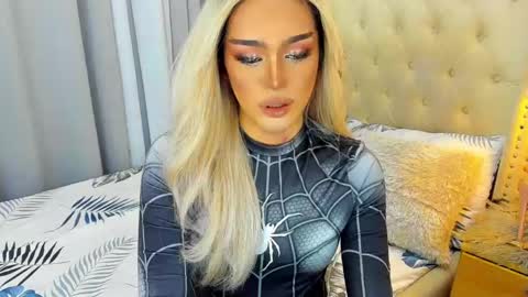 Snapshot of naughtysexy_diana chatting on April 2026 04:14:02 AM Diana online show from April 2026 04:14:02 AM