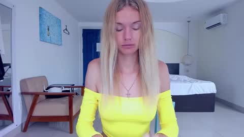 Snapshot of neighbours_love chatting on December 2024 05:48:01 AM neighbours_love online show from December 2024 05:48:01 AM