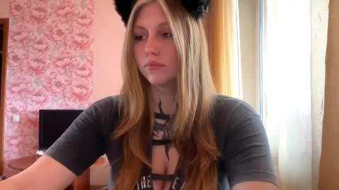 Snapshot of neomimaddern chatting on April 2026 06:18:02 AM neomimaddern online show from April 2026 06:18:02 AM