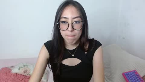 Snapshot of nessaa_ chatting on May 2026 11:00:02 PM Nessa online show from May 2026 11:00:02 PM