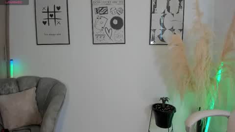 Nia online show from November 2025 01:22:01 PM