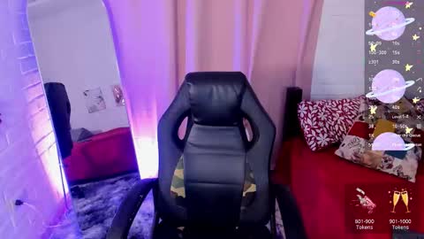 Nia online show from November 2025 04:09:02 PM