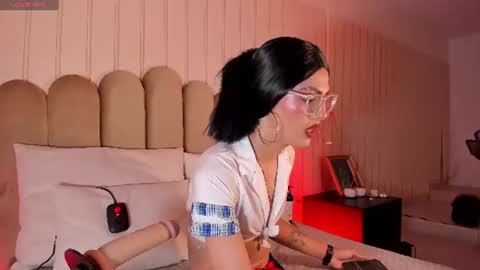 nickiwestt___ online show from June 2026 08:01:02 PM