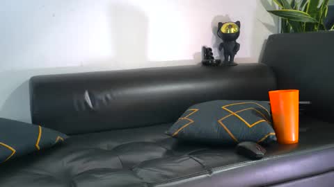 Nicolas online show from November 2025 07:57:01 PM