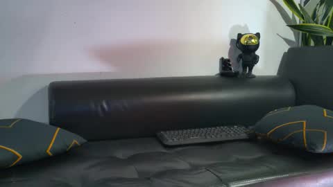 Nicolas online show from November 2025 10:03:02 PM