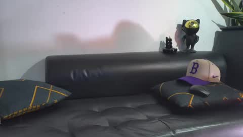 Nicolas online show from November 2025 02:10:01 AM