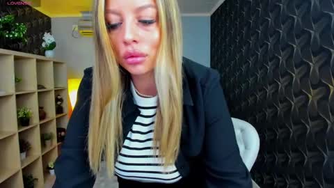 Snapshot of nicole___19 chatting on March 2025 07:25:01 PM Nico online show from March 2025 07:25:01 PM