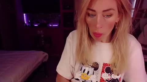 Nicole online show from October 2025 10:19:02 AM