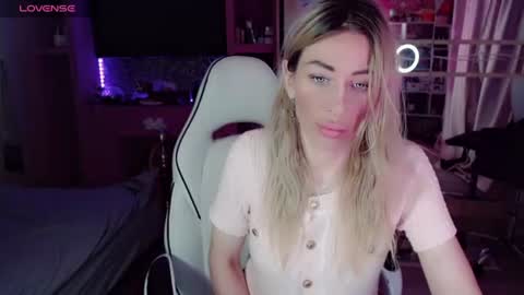 Snapshot of nicole_g0ld_ chatting on June 2026 07:05:02 PM Nicole online show from June 2026 07:05:02 PM