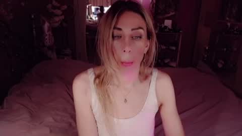 Snapshot of nicole_g0ld_ chatting on July 2026 08:21:02 AM Nicole online show from July 2026 08:21:02 AM