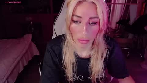 Snapshot of nicole_g0ld_ chatting on July 2026 03:35:01 AM Nicole online show from July 2026 03:35:01 AM