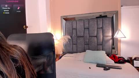 Snapshot of nicole_whitee chatting on September 2025 07:37:01 PM N A T A L I A online show from September 2025 07:37:01 PM