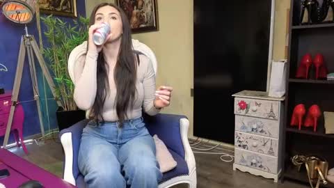 Nicolle online show from February 2025 08:47:02 AM