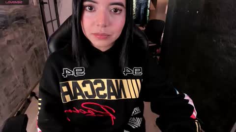 NicolRoss online show from November 2025 04:38:02 PM