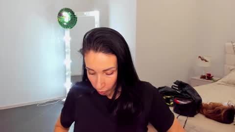 Snapshot of nikamiles chatting on December 2024 07:32:01 AM Nika online show from December 2024 07:32:01 AM